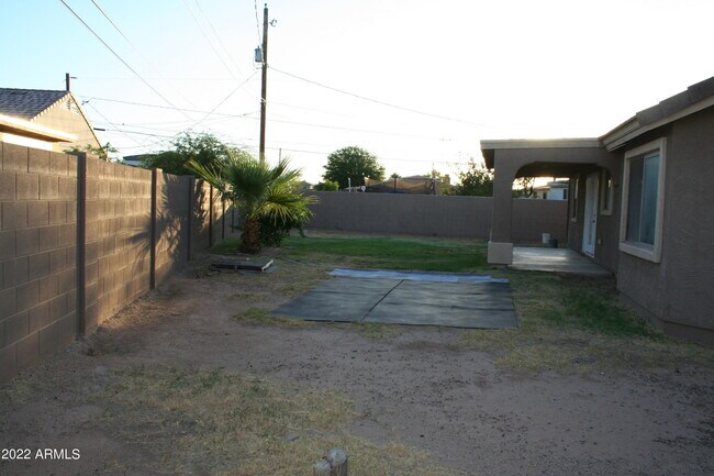 Building Photo - 11207 W Hopi St