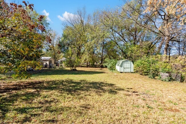 Building Photo - 1621 N Hillcrest Ave