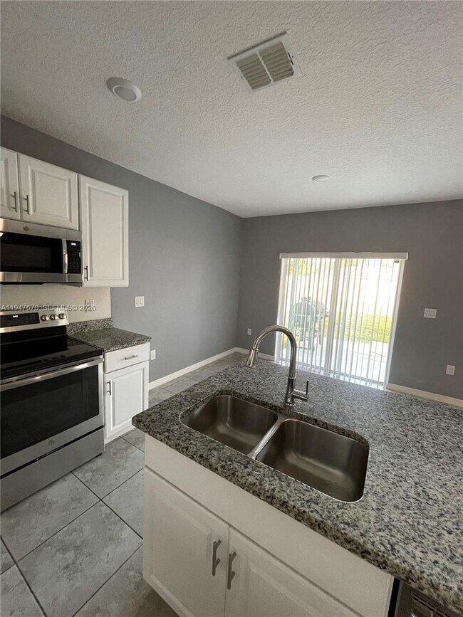 Building Photo - 982 SW Commonwealth Rd