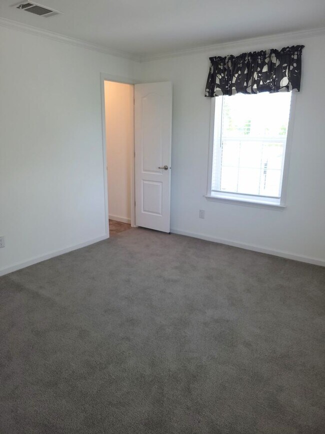 Building Photo - Centrally-Located 2-Bed/2-Bath Home, full ...