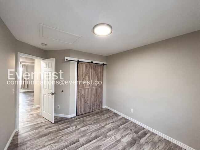 Building Photo - 4 Bed, 3.5 Bath Home with Fenced Yard & Garage / Available Soon!