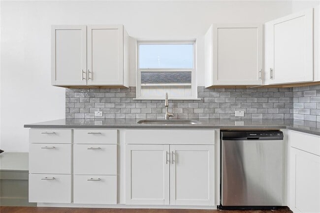 Building Photo - 10412 Parkwood Dr