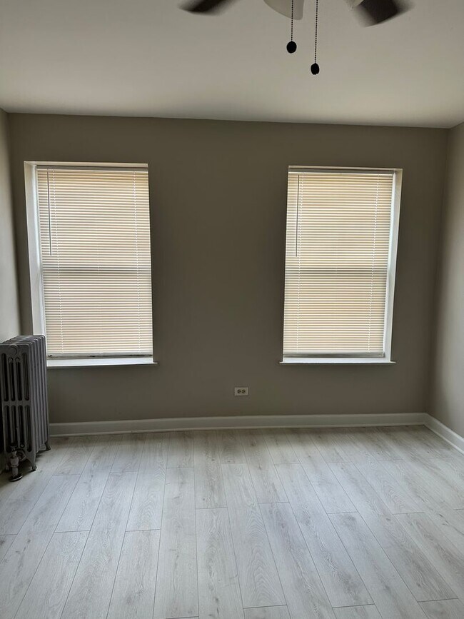 Building Photo - Large studio east of Chicago River