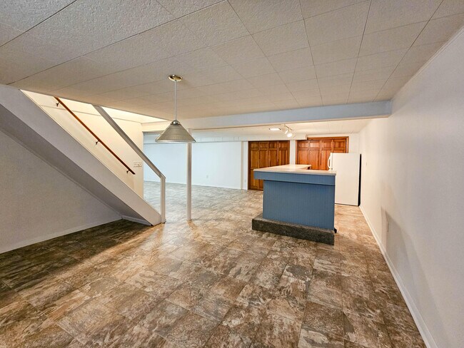 Building Photo - 937 Collins Rd