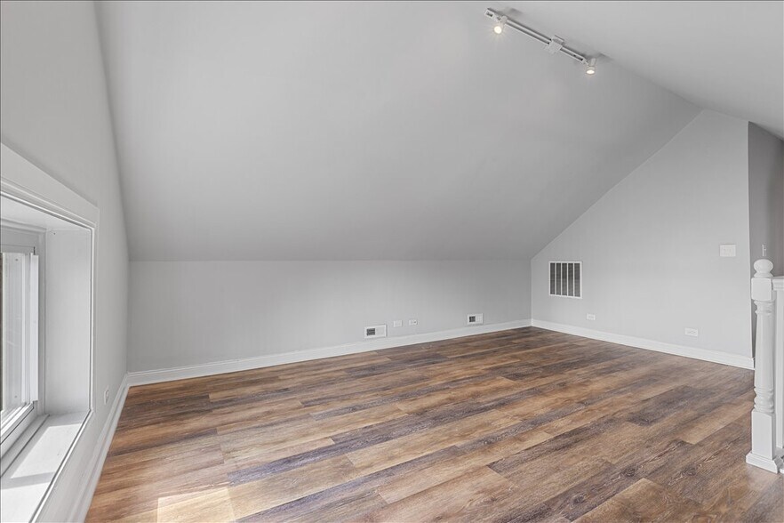 Building Photo - 1752 W 21st Pl