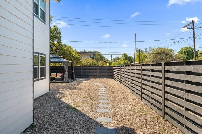 Building Photo - 814 W Mary St