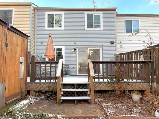 Building Photo - Newly Renovated 3 Bed 2.5 Bath Townhome With A Fenced Yard In Bannerwood Community