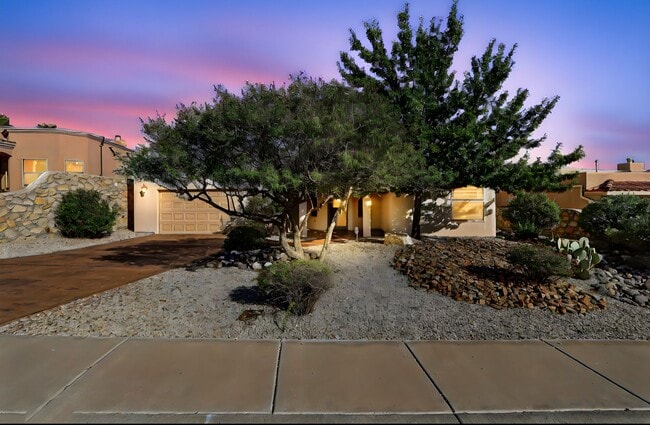 Building Photo - Beautiful Home in Sonoma Ranch with Amazin...