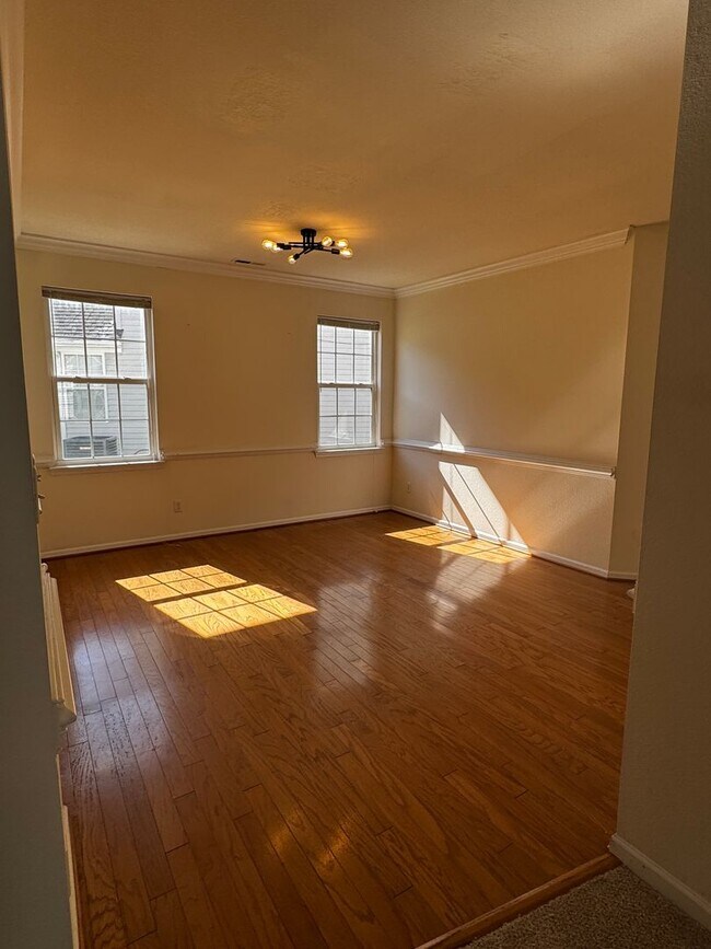 Building Photo - BEAUTIFUL OPEN FLOOR PLAN