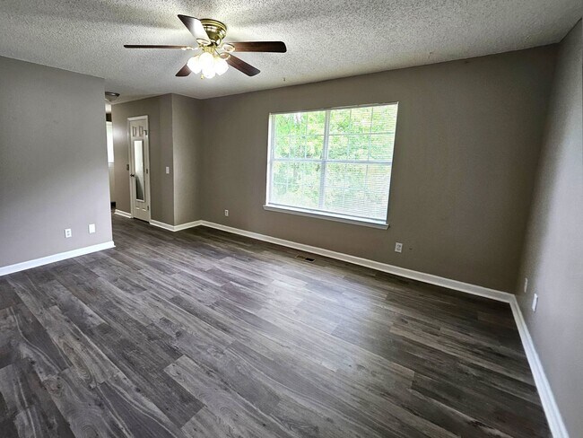 Building Photo - Spacious 4 Bedroom 2.5 bath in Hixson, TN 37343