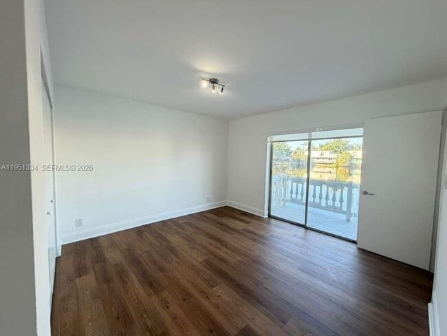 Building Photo - 1361 NE 40th Pl