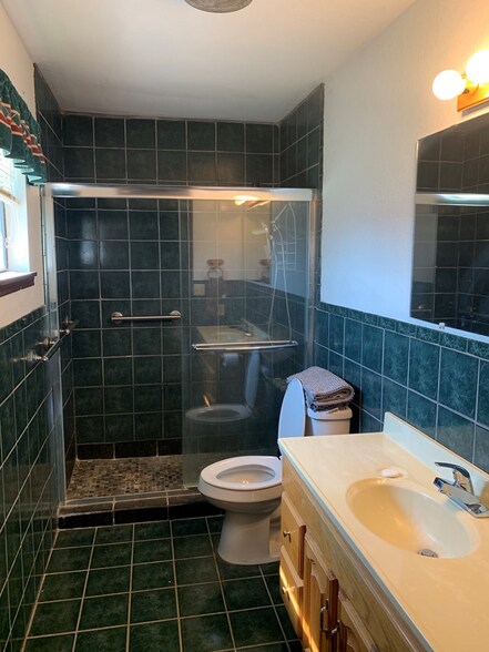 Building Photo - 984 E Schirra Dr