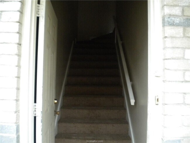 Building Photo - 906 Spring Loop