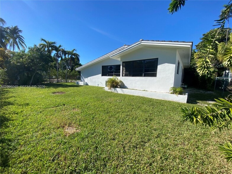 Building Photo - 1325 Marseille Dr