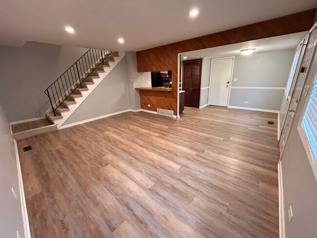 Building Photo - 2S717 Winchester Cir N