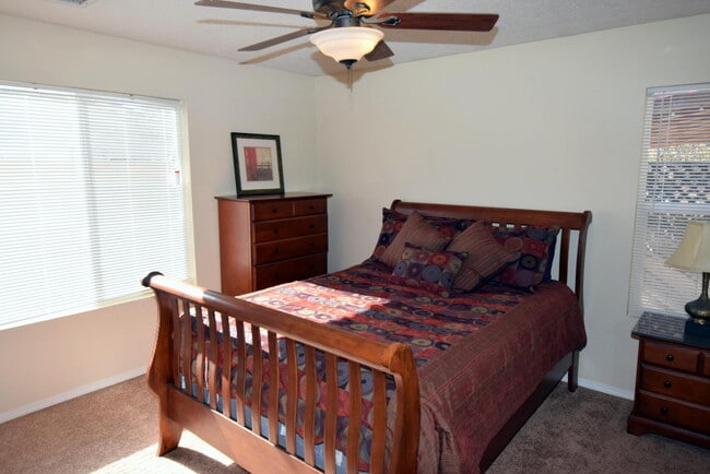 Building Photo - VISTA DEL NORTE 2 bedroom 2 bath 2/CG