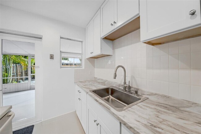 Building Photo - 27 Suffolk Ave