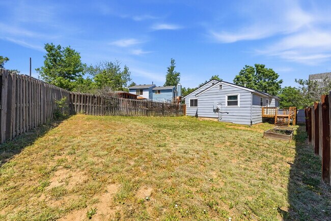 Building Photo - $2,440.95, 3 Beds, 2 Baths, Single Family Home in Aurora Washer and Dryer!