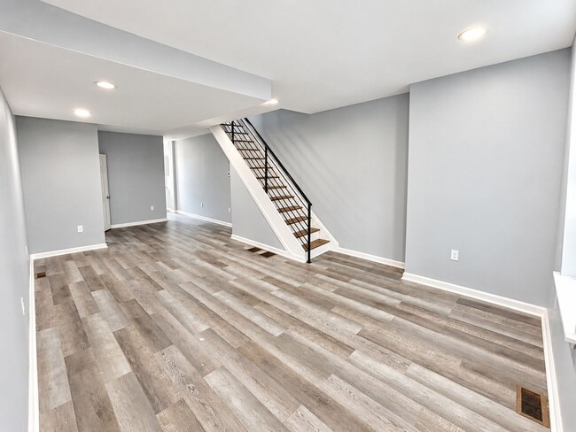 Building Photo - 6418 N Woodstock St