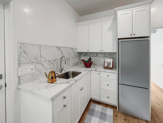 Primary Photo - Luxury 2 Bed / 2 Bath in Winters! 1.1 Mile...