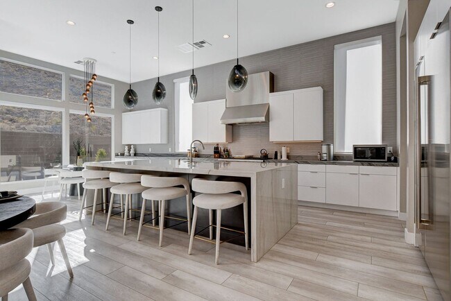 Building Photo - Mesa Ridge Luxury Oasis Feathertop