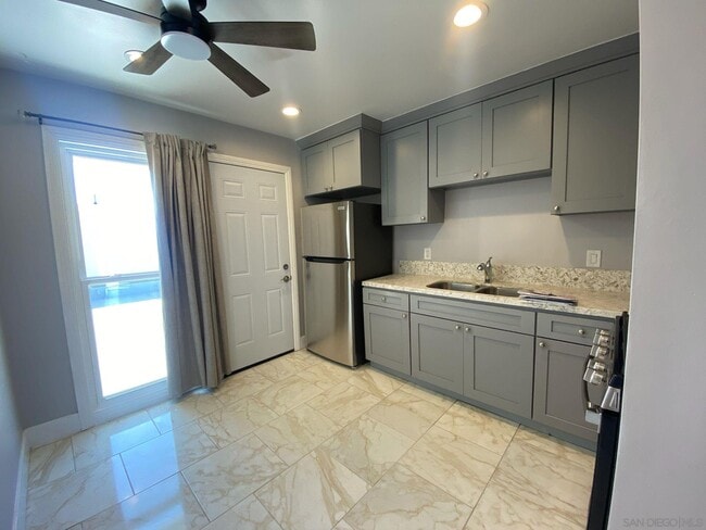 Building Photo - 4384 Clairemont Dr