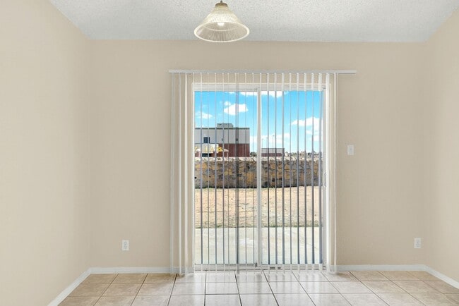 Building Photo - Eastside 2 Bedroom 2 Bath