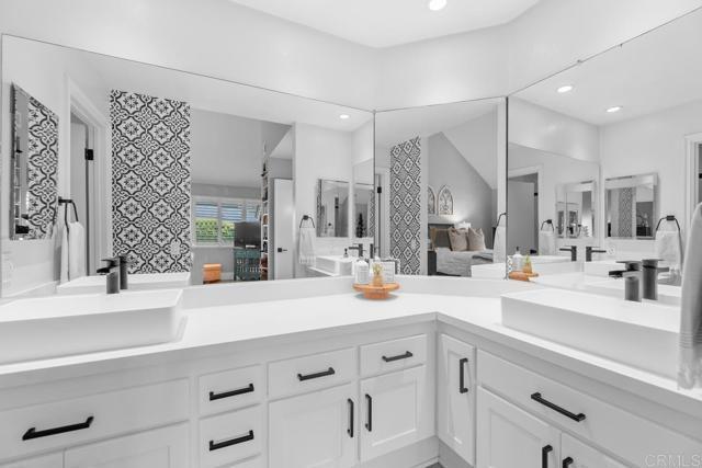 Building Photo - 528 Via De La Valle