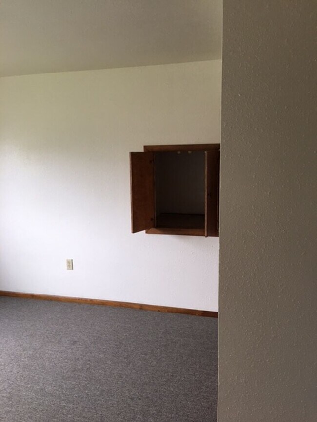 Building Photo - 102 E Cascade Ave