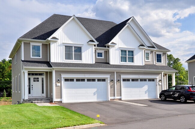 Primary Photo - 5 Oakwood Cir