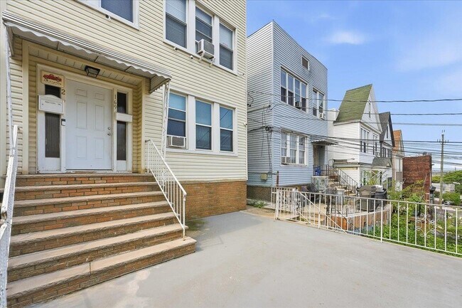 Building Photo - 169 Zabriskie St