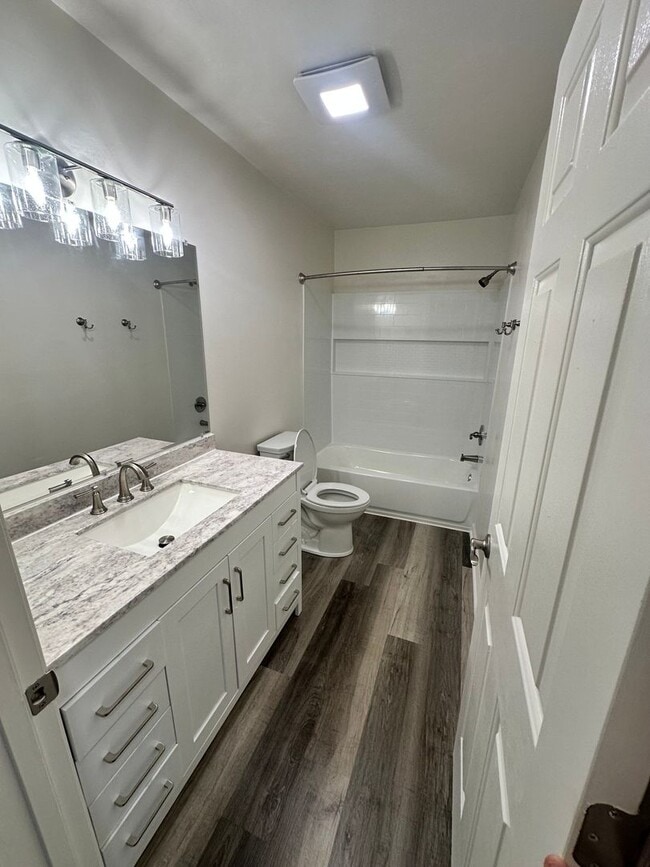 Building Photo - 1 Bedroom Available Collegiate Court  (SUB...