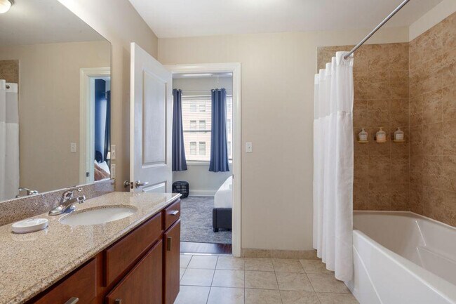 Building Photo - 925 Common St