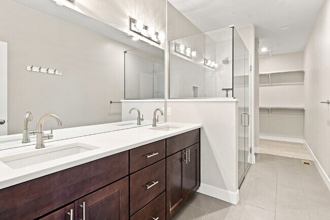 Building Photo - $3,740.95 - 4 bed, 3.5 bath Updated Townhome in Englewood!