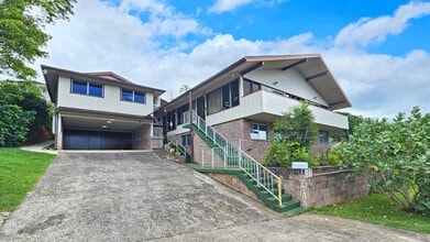 Building Photo - 3 bed/1 bath/2 parking downstairs apartment in Manoa Home