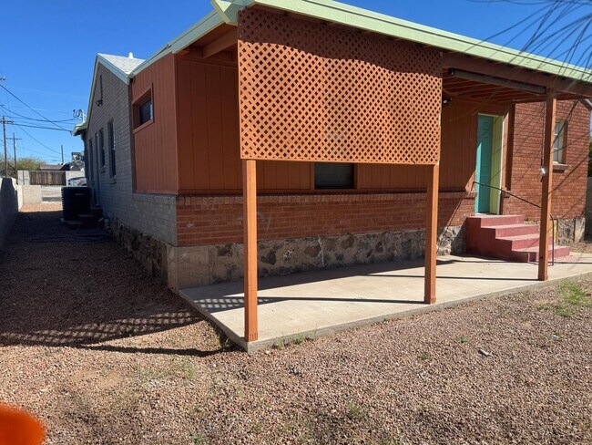 Building Photo - 902 S Fremont Ave