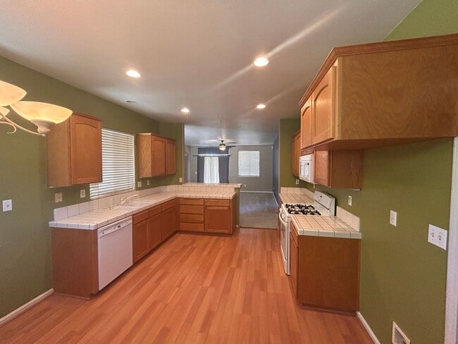 Building Photo - Open and spacious in Lemoore