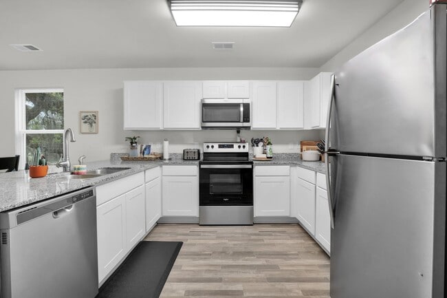 Building Photo - Beautiful Three-Bedroom in Palmetto Breeze