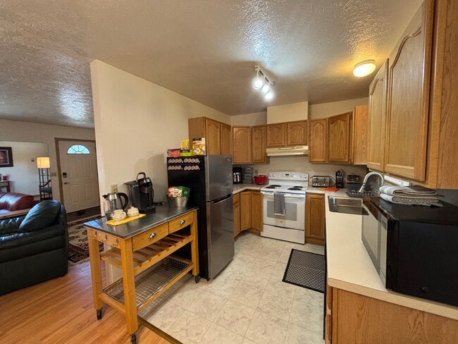 Building Photo - 213 Yukon Dr
