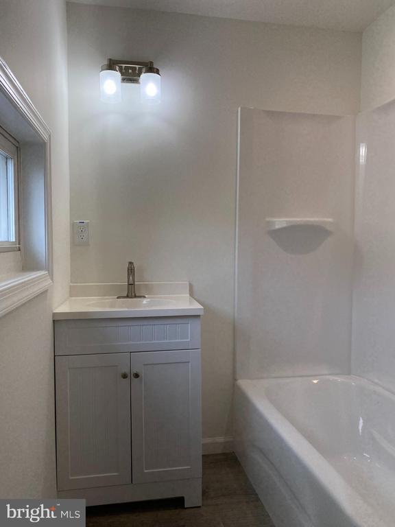 Building Photo - 920 Young St