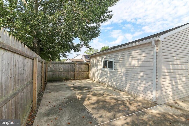 Building Photo - 516 Brooke Ave