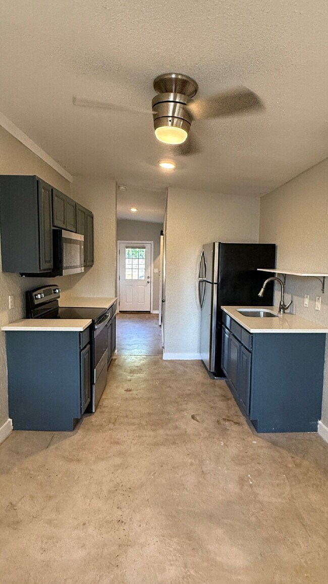 Building Photo - Cozy Studio for Rent — Prime Dignowity Location!