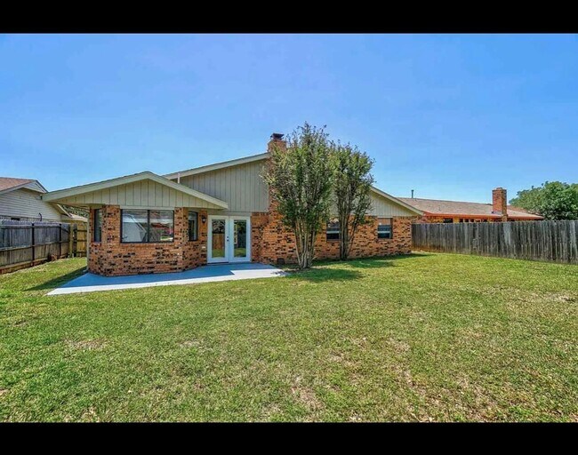 Building Photo - Beautiful newly remodeled home located in ...