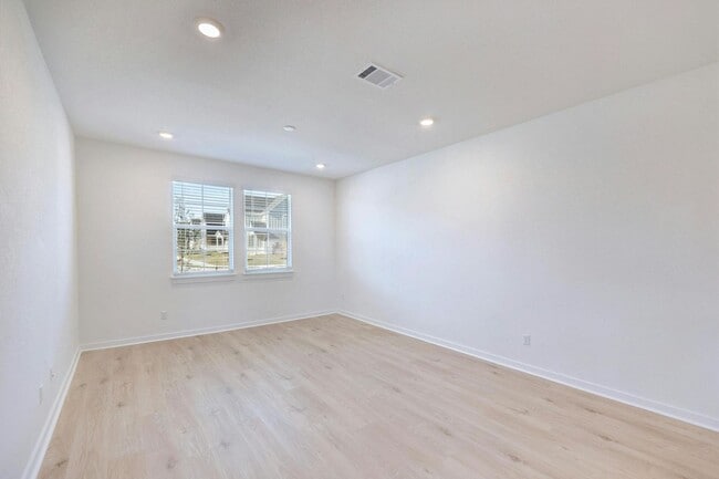 Building Photo - Modern Comfort in Avery Centre – Ready for You!