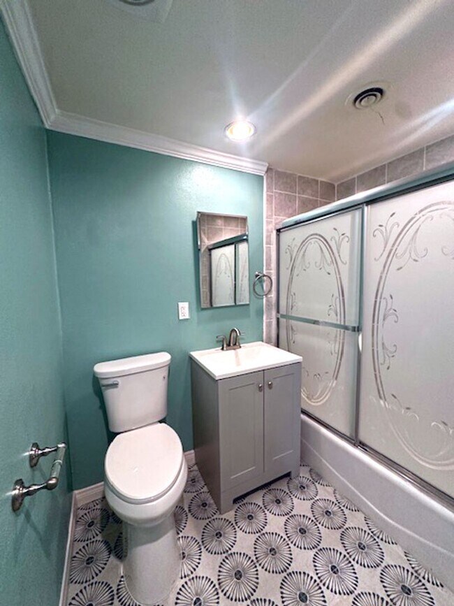 Building Photo - Spacious 4 Bedroom Home in Quiet Neighborhood