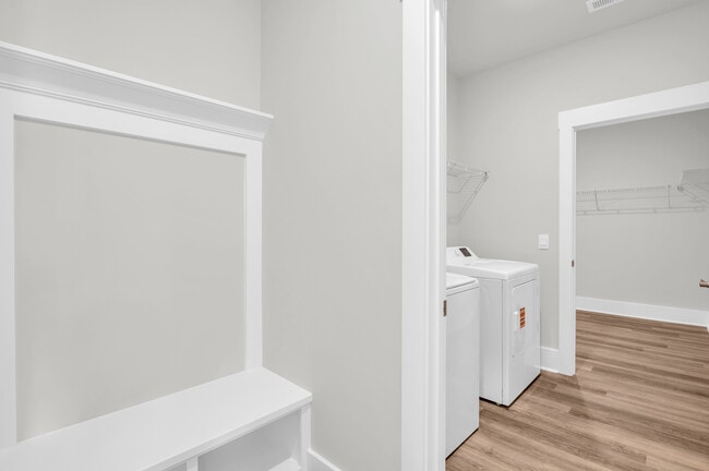 Building Photo - 514 Silky Oak Dr SE