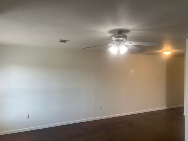 Building Photo - 3 Bed 2 Bath Duplex