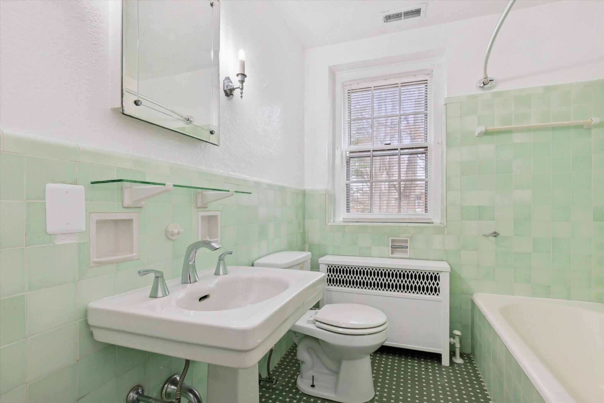 Building Photo - 134 Yew Rd