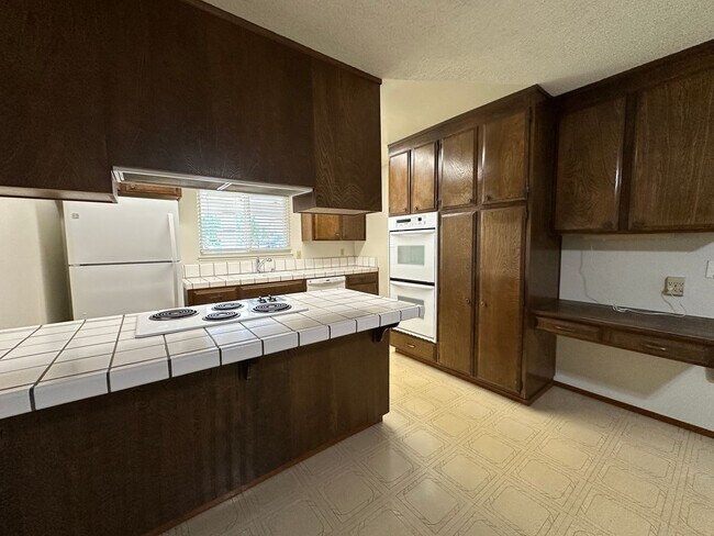 Building Photo - 4 Bedroom, bedrooms with hardwood floors