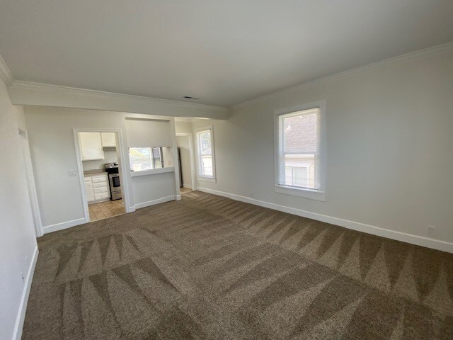 Building Photo - 585 Laine St